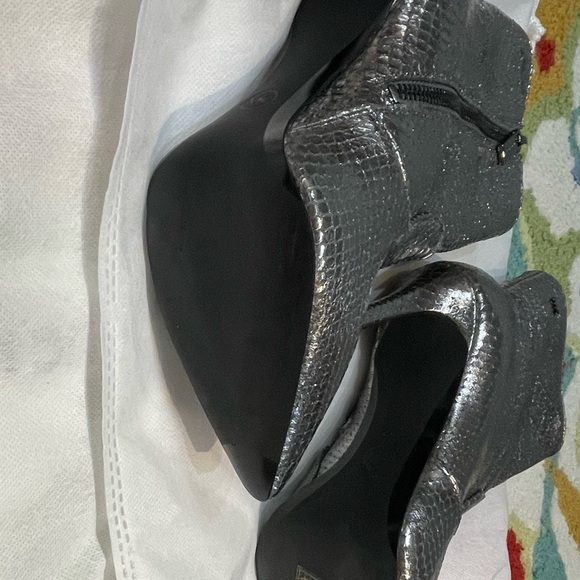 Michael Kors Blaine Metallic Embossed Leather in silver. - Picture 4 of 4